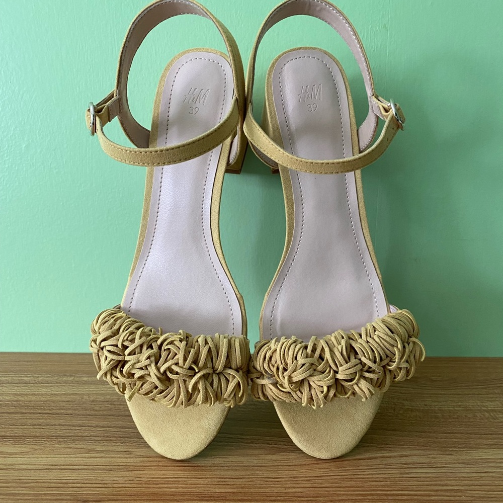 New without tag H & M block heel sandals size 39 color-Mustard